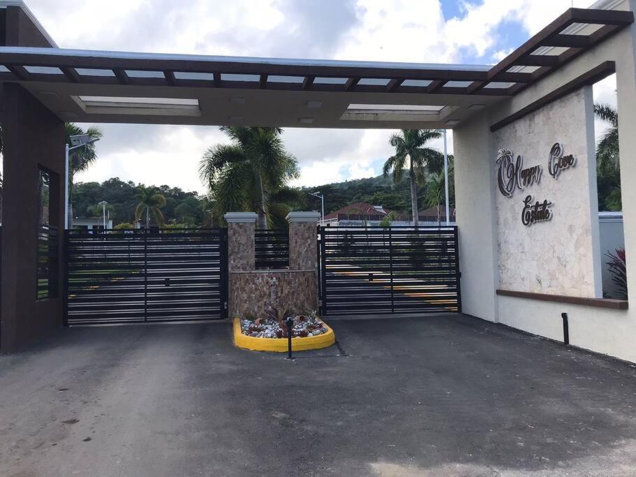 Sun Shine Luxury Villas 2 Bedroom Pool & Gym Ocho Rios St Ann Exterior foto