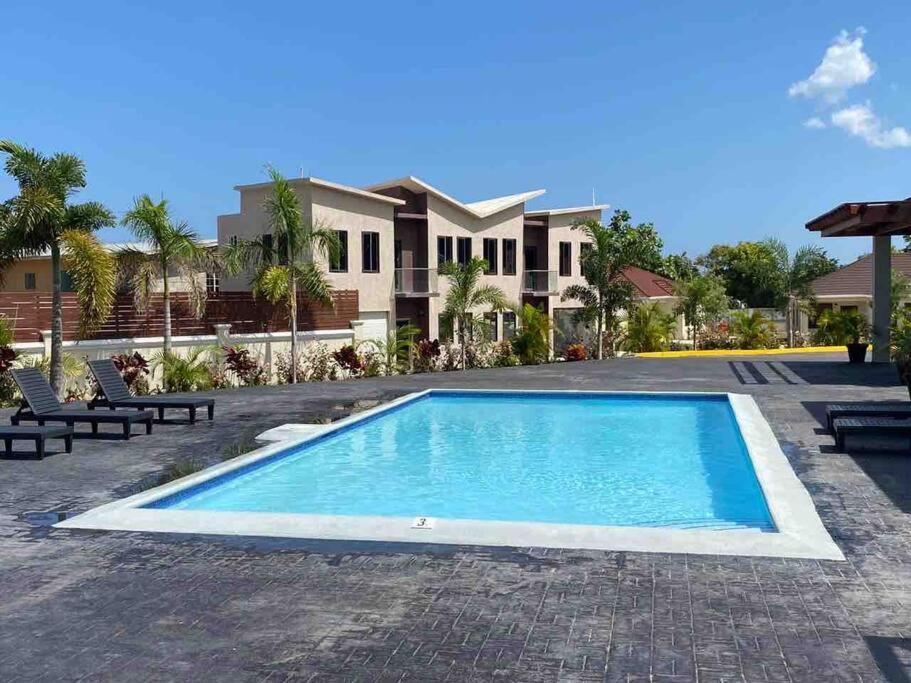 Sun Shine Luxury Villas 2 Bedroom Pool & Gym Ocho Rios St Ann Exterior foto