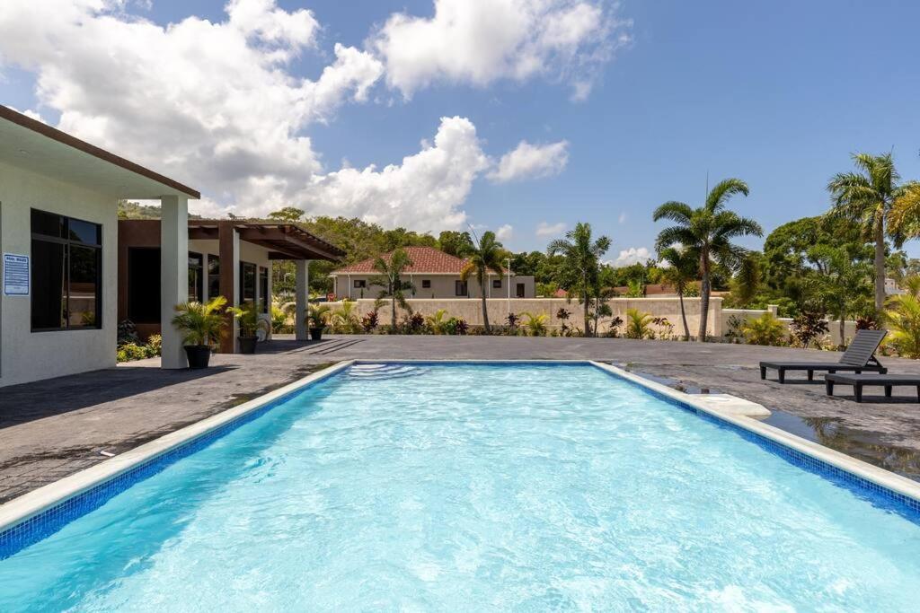 Sun Shine Luxury Villas 2 Bedroom Pool & Gym Ocho Rios St Ann Exterior foto